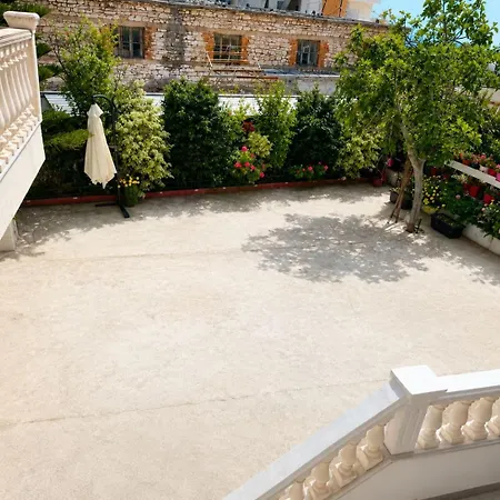 White 3* Sarandë